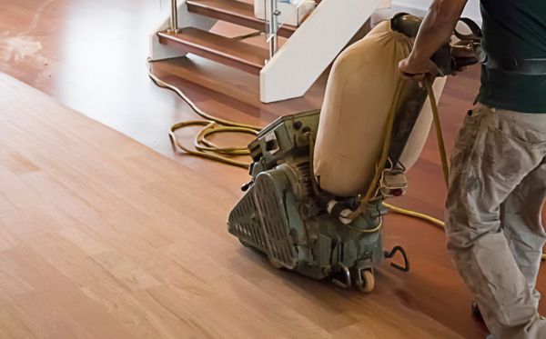 Raspagem profissional de piso de madeira