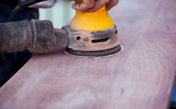 Lixamento de piso de madeira com acabamento uniforme