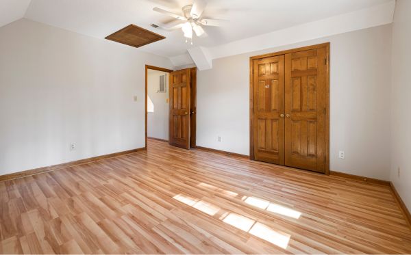 Aplicação de resina base água em piso de madeira