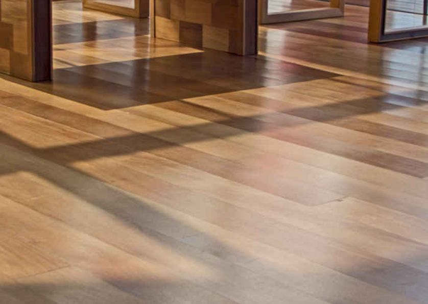 Aplicação de resina em piso de madeira