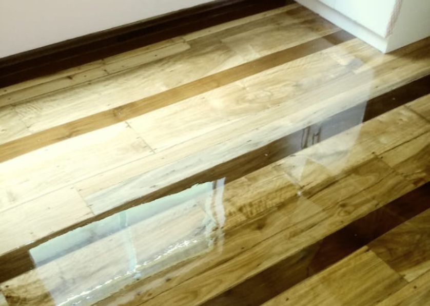 Serviço de lixamento e revitalização de piso de madeira